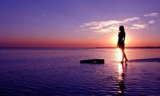 探究追星现象：如何理解EXO的粉丝情结，以及对于音乐偶像的追捧如何影响青少年文化和精神认同？