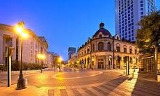 绝美夜景描写句子：倒影中的闪烁星光，点缀着城市的黑夜，仿若一幅神秘的画卷，在无尽的宁静中渐渐绽放，令人沉醉其中无法自拔