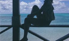 当友情失守，只为追求爱情——描述闺蜜为了争夺男人而丢弃友情的情景