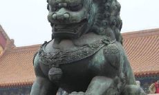 用生动的语言描绘雕塑作品的壮丽之美：一组引人入胜的句子