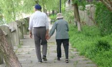 沉淀多年的感悟：浓浓的亲情，是让人感受到世界温暖的一抹色彩——关于亲情的简短句子