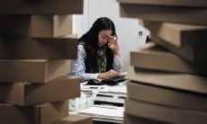 生活的繁忙与挫折让人感到沉重压抑的心境