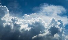 一些感人至深的语句，适合在亲情朋友圈中分享，表达深挚的情感和真挚的感激之情