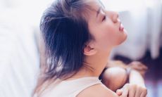 在指缝间流淌的哀伤旋律：探究人类情感抒发的多元化形式