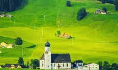 拼尽全力的业绩口号大战：公司领袖们暗中下的高压命令和员工们的无形压迫下的竞争，探究企业内部的权力斗争与心理争斗，见识公司人性的丑陋一面