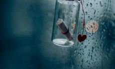 饱食的狼群围绕着他们的押韵口号咆哮：我们必胜！