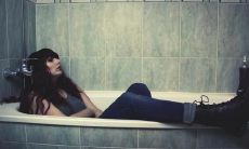 "我对我的朋友感到深深的失望，感觉他们让我在他们身上寄托的信任和期望破灭了"