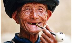 如何给年长者发送问候短信以表达尊敬和关怀之情？