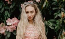 一个毫不保留地赞美女朋友美貌的长长的语句