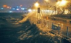 掠过城市的巨大水柱：激烈暴雨所引发的强风、雷鸣和淋漓尽致的雨滴的生动描绘