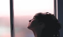 我感到心碎和不安的句子，因为我看着我的朋友们受到伤害和痛苦