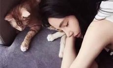 受情感不平衡困扰的人，面对爱情时感到疲惫不堪并交织着许多具有矛盾性的想法和情感的情况