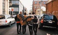 在深夜里，与好友畅饮畅聊，分享友情之洋酣畅淋漓的句子