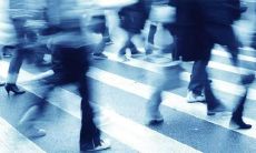 探讨社会语境中过分依赖短句并忽略复杂语法的女性现象