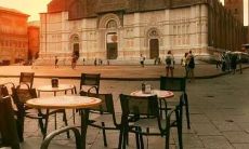 包罗万象的采购部门创造嗨气氛，欢快地韵文表达着令人振奋的口号