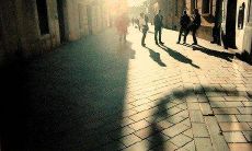 不畏磨难，共享友情：探讨磨难如何锻造真挚友情的句子