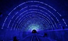 用绚烂的光芒点亮黑暗夜空的美丽灯光描述