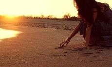 被无助与悲伤所笼罩，无法摆脱的心理状态