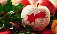 在平安夜，将有着象征富贵吉祥的苹果作为赠品送出的传统一如既往地延续