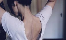 在午夜孤独中被无尽的情感纠结困扰、难以入眠的无眠之时：句中表达心烦意乱的情感