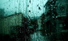 看雨打窗心烦意乱：关于下雨时烦躁的表达方式