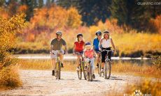 享受雪中乐趣：让雪花降临的良久笑声