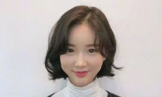 分享剪短发心情的朋友圈文案：我剪了短发，感觉焕发新生！给头发减负，也让自己更加精神焕发，喜欢短发的小伙伴们也不妨来一发改变自己的造型吧！