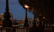 含泪的孤独心灵：深夜里默默流淌的伤感句子