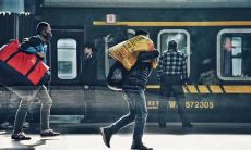 一天辛苦劳作后终于回到温馨的家，这种幸福感真是让人心生喜悦啊!