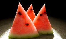 夏季西瓜食用引发朋友圈中热议：蕴含丰富营养的西瓜，除了解渴消暑外还能促进健康，让人倍感清凉舒爽