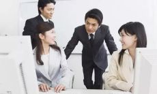 揭露领导宠臣点头哈腰的卑鄙言辞