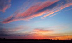 走过晚霞璀璨的时刻，踏入朦胧的黄昏之际，我终于有了一句能够表达心情的话语，来发个朋友圈留念