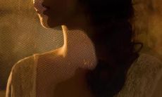 如何在面对挑战时保持坚强、积极而开心的心态？