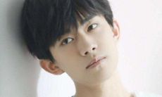 追逐偶像的少女，分享在朋友圈中的语言表达和情感体验