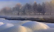 在白茫茫的雪景中，被净化的心灵，如同纯净而美丽的冰晶，静静地散发出唯美而简短的诗意