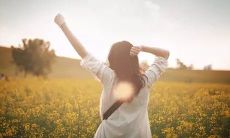 思念之情涌现，寄语远在天涯的挚爱