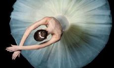 两个亲密姐妹重逢，分享喜悦的话语和欢乐的时刻