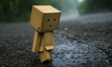 无论出于何种原因感到痛苦，都需避免过度沉思和悲伤