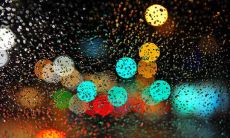 雨中驾车的美妙感受：引人入胜的雨中驾驶经历所带来的愉悦与唯美体验