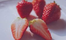 用一句长长的话来描述一个在朋友圈发布的草莓短句 :)