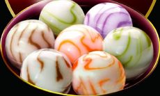 缤纷多彩、充满喜庆与欢乐的汉族传统节日——元宵节，被诗人们用生动细腻的笔触，描绘成了热闹非凡、花灯绚烂、口味美妙、寓意吉祥的场景