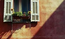 沮丧无助的表达：网络聊天如此不尽如人意，充满虚假、无聊和缺乏真实连接的句子