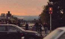 如何透过文案表达思念家乡的情感并传达回家的渴望，以便在朋友圈中引发共情和共鸣？