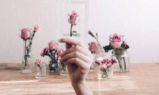 凝望着岁月流逝，怀念着那段曾经的同学友情，心中涌起一股浓浓的思念之情