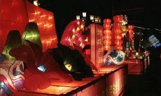 如何在元宵节看灯会的情况下，巧妙地发朋友圈，展示独具特色的灯光盛会体验？