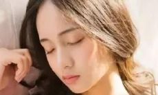 如何用巧妙的口才和行动打动心仪女孩并赢得她的心？