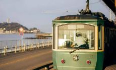 在社交媒体上分享经过打卡景点的网红式朋友圈说说：一种流行的即时反应文化