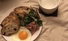 建议采用的改写标题：每日晨间定时发送个性化问候短信，增强客户沟通与关系维护