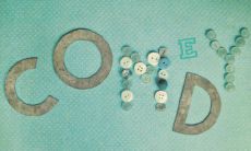 一位女性感到悲伤和烦恼，寻求心灵安慰的话语