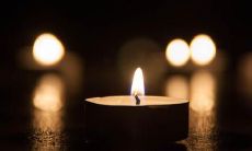 在朋友或长辈去世时，是否应该以短信方式致以问候？